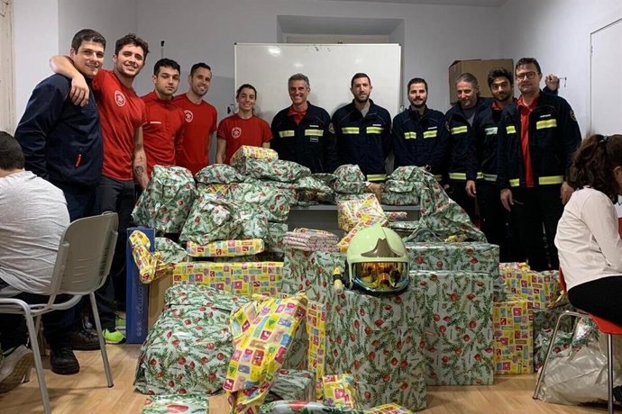 Bombers de Mallorca reparten juguetes a menores tutelados por el IMAS.