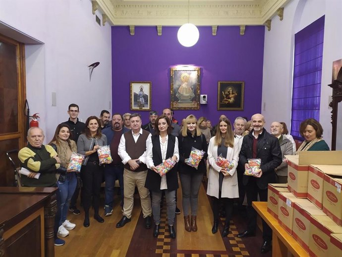Ayuntamiento entrega 300 kilos de caramelos sin gluten a las asociaciones vecinales.