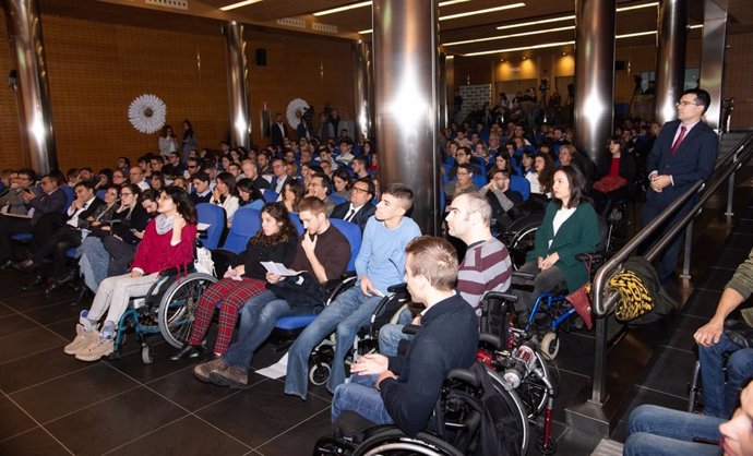 Universitarios con discapacidad en un acto en la Fundación ONCE.