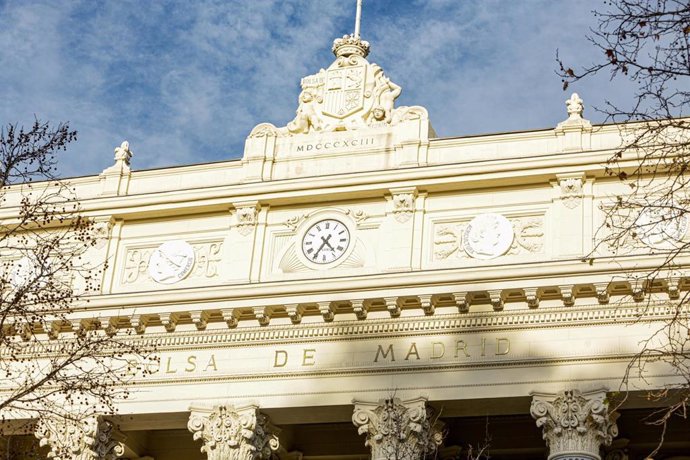 Reloj de la fachada exterior del Palacio de la Bolsa de Madrid, en la Plaza de la Lealtad, n1 de Madrid (España).