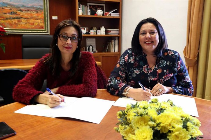 La presidenta de Iprodeco, Dolores Amo (dcha.), y la alcaldesa de Luque, Felisa Cañete, firman el convenio