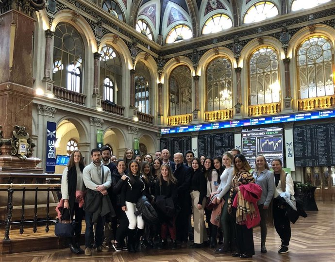 Estudiantes de la UHU visitan la Bolsa en Madrid