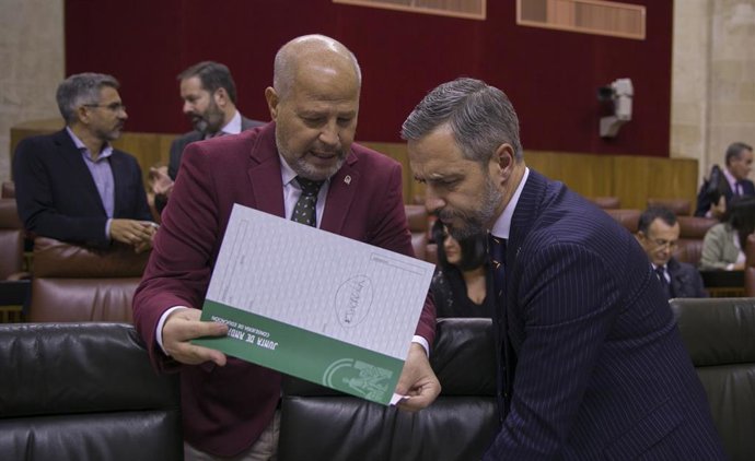 Imagen de archivo del debate de totalidad del proyecto de Ley de Presupuestos de la Comunidad de Andalucía para 2020. El consejero de Hacienda, Juan Bravo, a su llegada a la sesión plenaria (d) junto al consejero de Educación, Juan José Imbroda (i).