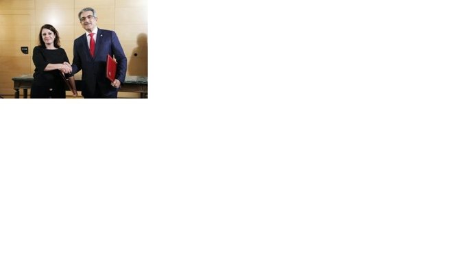 Presidente de Nueva Canarias, Román Rodríguez,  con Adria Lastra (PSOE)