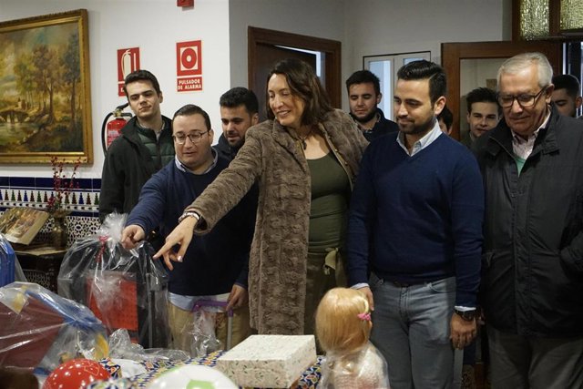 Dirigentes del PP-A, entre ellos Loles López, en la entrega a las Hermanas de San Vicente de Paúl del comedor del Pumarejo, en Sevilla, de los juguetes recogidos en la campaña 'Ningún niño sin juguete' impulsada por NNGG.