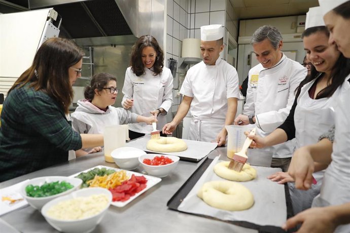 La consejera de Presidencia, María Eugenia Carballedo, visita el obrados de la panadería Lazcano y participa en elaborar roscón de reyes con jóvenes con autismo