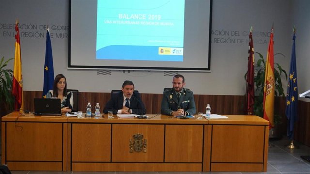 El delegado del Gobierno en Murcia, Francisco Jiménez, junto a la Jefa provincial de Tráfico, Virginia Jerez, y el capitán de la Agrupación de Tráfico de la Guardia Civil, Agapito Cánovas
