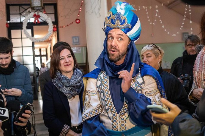 La vicealcaldesa y consejera de Cultura y Proyección Exterior, Sara Fernández, acompañada por el Emisario Real de Sus Majestades de Oriente, y junto al gerente de Zaragoza Cultural, David Lozano, realizan una visita al Colegio Público Joaquín Costa