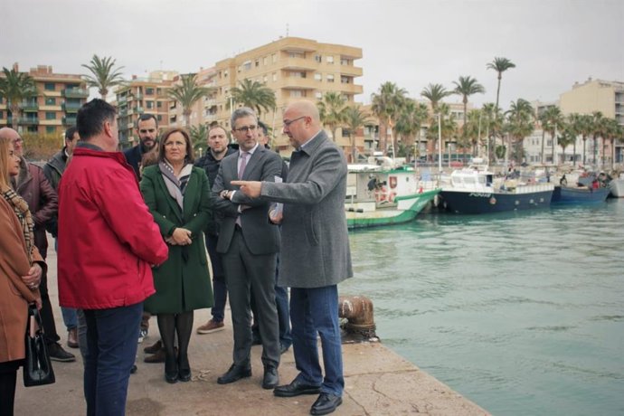 El conseller Arcadi España durante su visita al Puerto de Benicarló (Castellón)