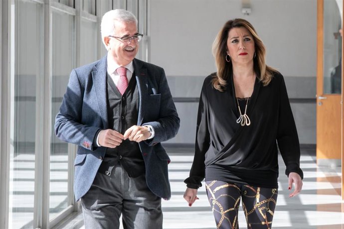 La secretaria general del PSOE-A, Susana Díaz y el portavoz adjunto, Manuel Jiménez Barrios, a su llegada a la reunión del Grupo Parlamentario Socialista. Foto de archivo 