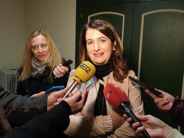 María Victoria Bermejo atiende a los medios.