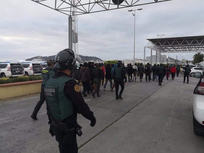 Operación de la Guardia Civil en Ceuta con inmigrantes en una imagen de archivo