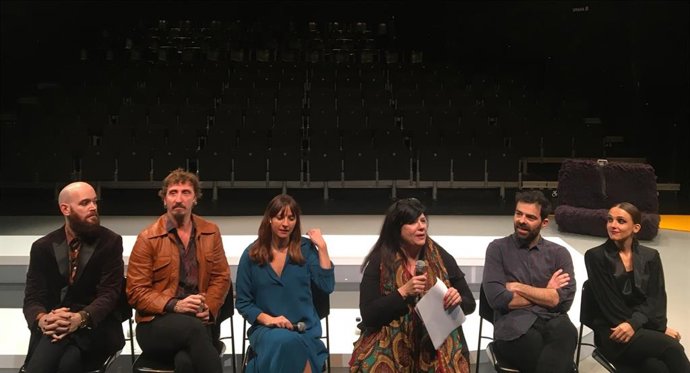 Los protagonistas de la obra junto al director y otros miembros del equipo