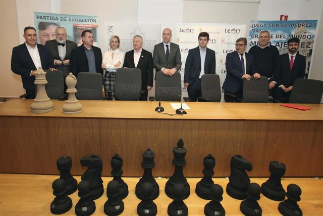 El alcalde de León, José Antonio Diez, flanqueado por el excampeón mundial Anatoli Karpov y el número 6 del ranking nacional, el leonés Jaime Santos.