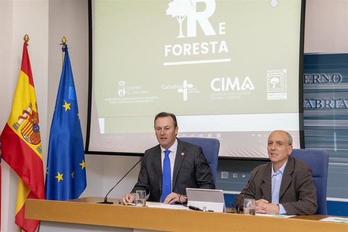 El consejero de Desarrollo Rural, Ganadería, Pesca, Alimentación y Medio Ambiente de Cantabria, Guillermo Blanco (izda), y el presidente de la asociación Bosques de Cantbaria, Clemente Rasines.  Presentan el proyecto 'Reforesta'