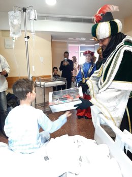 Los Reyes Magos entregan regalos en un hospital