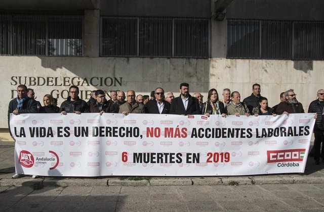 Concentración de CCOO y UGT ante la Subdelegación del Gobierno en Córdoba.