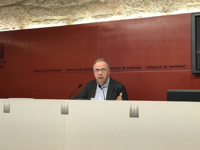 El alcalde de Santiago, Xosé Sánchez Bugallo, habla de la sentencia de las estatuas del Mestre Mateo.