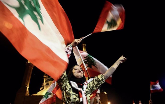 Una manifestante con banderas de Líbano