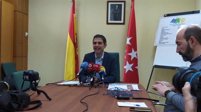 Rueda de prensa del alcalde de Alcalá y presidente de la Mancomunidad del Este, Javier Rodríguez Palacios