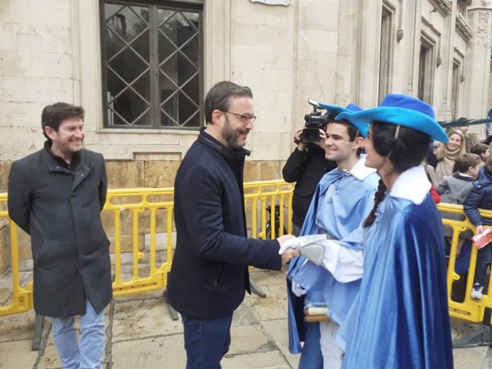 El alcalde de Palma, José Hila, y el teniente de alcalde de Participación Ciudadana y Gobierno Interior, Alberto Jarabo, reciben a los Pajes Reales.