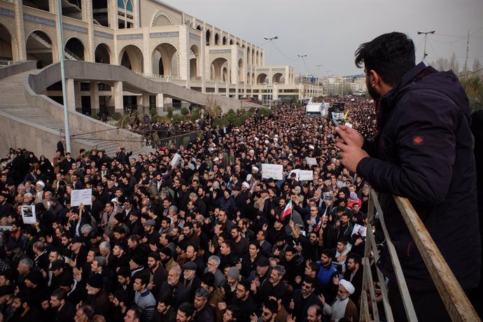 Irak.- Decenas de miles de iraníes se manifiestan al grito de "venganza" tras el