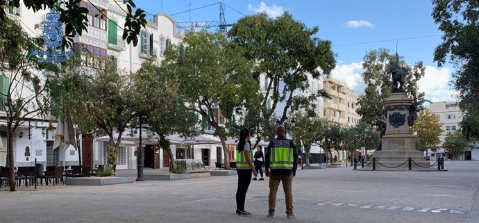 Dos agentes de la Policía Nacional en Ibiza.