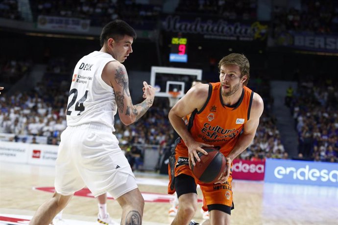 Deck (Real Madrid) y Doornekamp (Valencia Basket)
