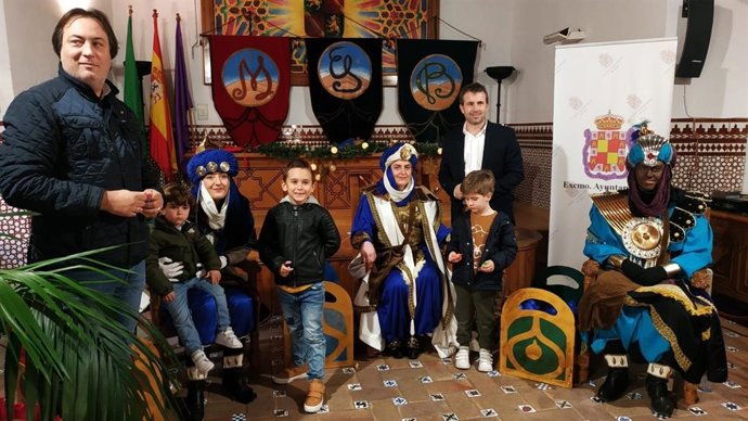 Los Carteros Reales recogen las cartas de los más pequeños en el salón Mudéjar.