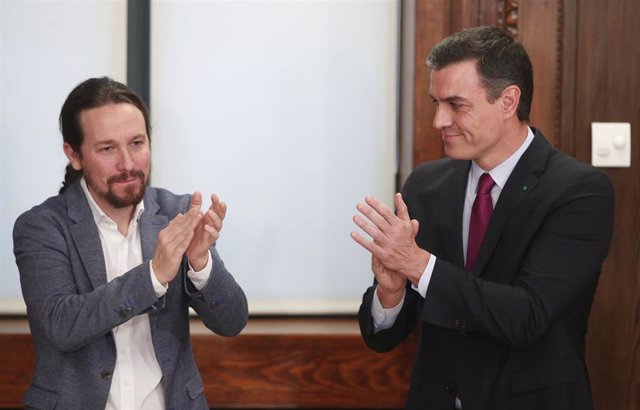 El presidente del Gobierno en funciones, Pedro Sánchez (dech) y el secretario general de Podemos, Pablo Iglesias (izq).