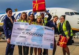 Los trabajadores de Ryanair portan el cheque de 100.000 euros