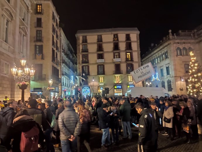 Concentración en la plaza Sant Jaume de Barcelona por la decisión de la JEC de inhabilitar al presidente del Govern, Quim Torra.