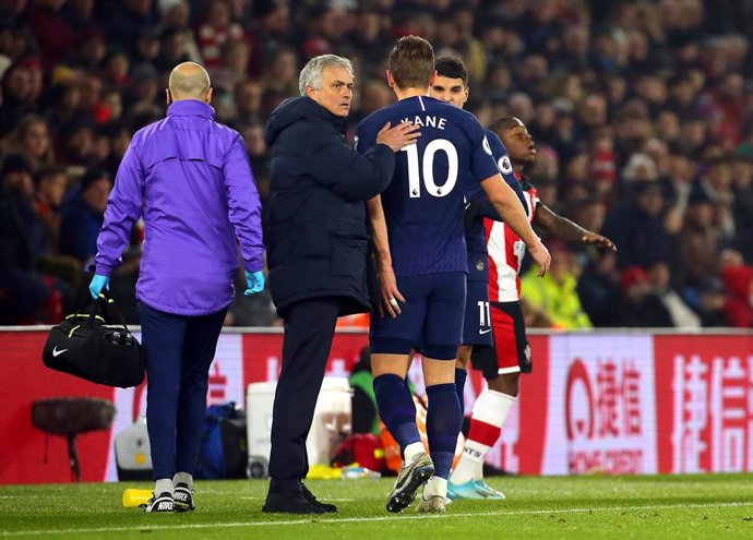 Harry Kane, lesionado, y su técnico José Mourinho en un partido con el Tottenham