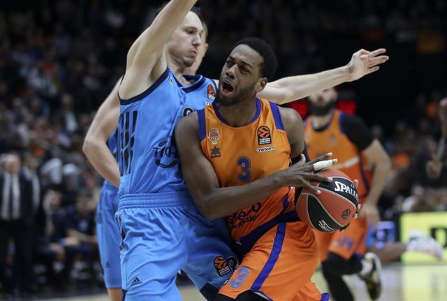 Jordan Loyd, en un partido con el Valencia Basket.