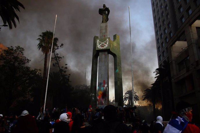 Incendio de la iglesia de San Francisco de Borja, vinculada a Carabineros de Chile, en Santiago.