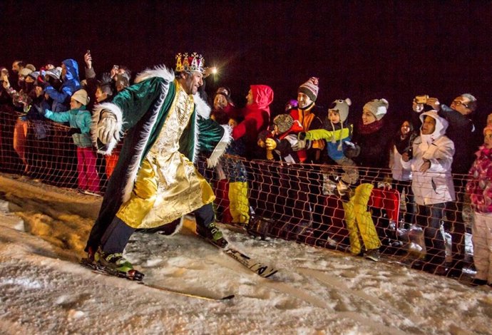 La estación de esquí de Sierra Nevada ha programado para la Navidad actividades y eventos, dirigidos principalmente a niños y familias, que comenzarán este sábado 22 de diciembre con el descenso de Papá Noeles por la pista iluminada de El Río