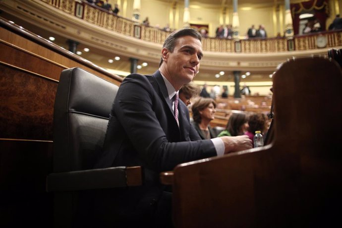 El president de Govern en funcions i secretari general del PSOE, Pedro Sánchez, assegut en el seu escó al Congrés dels Diputats abans de la primera sessió del debat de la seva investidura en la XIV Legislatura a Madrid (Espanya), 4 de gener del 2020.