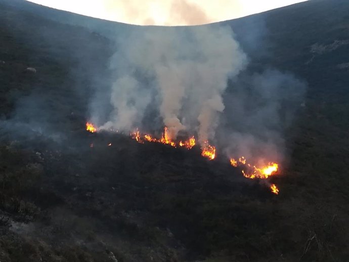 Incendio en un monte asturiano.