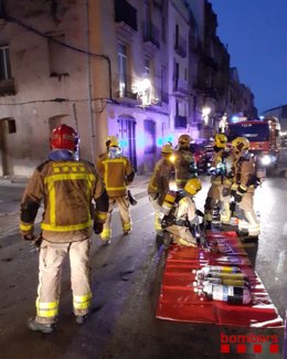 Los Bombers de la Generalitat extinguen un incendio en un piso de Tortosa (Tarragona)