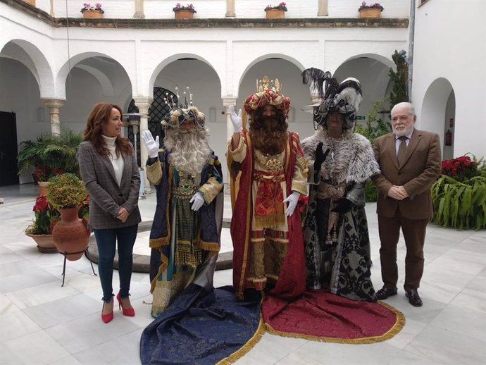 Aguilar (izda.), junto a los tres Reyes Magos, en la presentación de la Cabalgata 2020