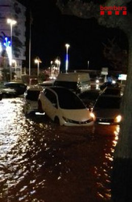 Diversos vehicles arrossegats en trencar-se una canonada d'aigua a l'Ampolla (Tarragona)