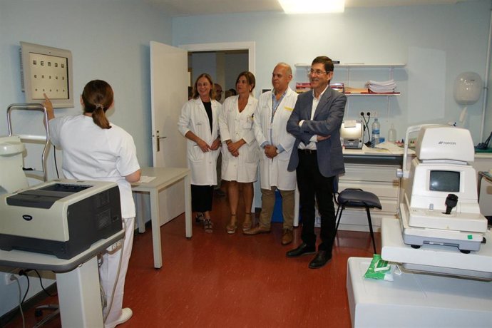 El consejero de Salud, Manuel Villegas, en su reciente visita al nuevo servicio de Oftalmología del hospital Virgen de la Arrixaca