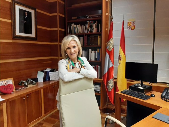 La consejera de Sanidad de Castilla y León, Verónica Casado, en su despacho.
