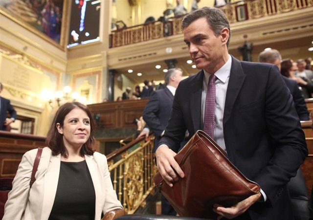 La portavoz del PSOE en el Congreso de los Diputados, Adriana Lastra, y  el presidente de Gobierno en funciones, Pedro Sánchez, tras pronunciar su discurso durante la primera sesión del debate de su investidura en la XIV Legislatura en Madrid (España).