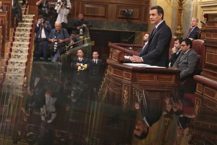 El presidente de Gobierno en funciones y secretario general del PSOE, Pedro Sánchez, pronuncia su discurso durante la primera sesión del debate de su investidura en la XIV Legislatura en Madrid (España), a 4 de enero de 2020.