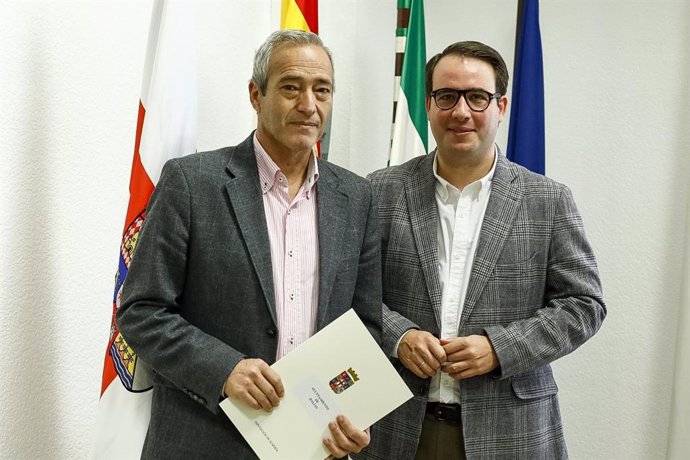 Fernando Giménez junto al alcalde de Dalías