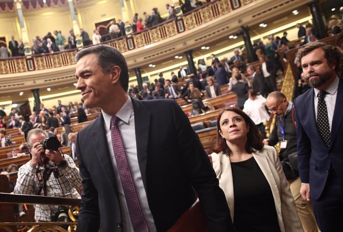 El presidente de Gobierno en funciones, Pedro Sánchez, giña el ojo tras pronunciar su discurso en el Congreso de los Diputados durante la primera sesión del debate de su investidura en la XIV Legislatura en Madrid (España), a 4 de enero de 2020.