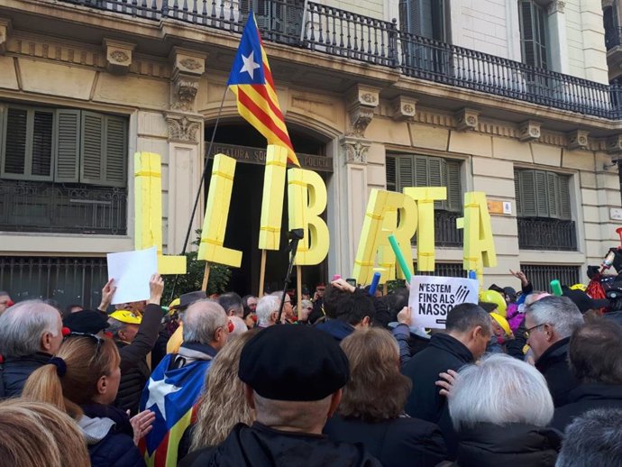 Concentració independentista davant la Prefectura de Policia a la Via Laietana de Barcelona el 4 de gener del 2019, l'endem de l'ordre de la JEC de retirar l'escó al president de la Generalitat Quim Torra