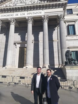 El coordinador de MÉS per Mallorca, Antoni Noguera, y el senador autonómico, Vicen Vidal, acuden a la primera sesión de investidura del candidato a presidir el Gobierno, Pedro Sánchez.
