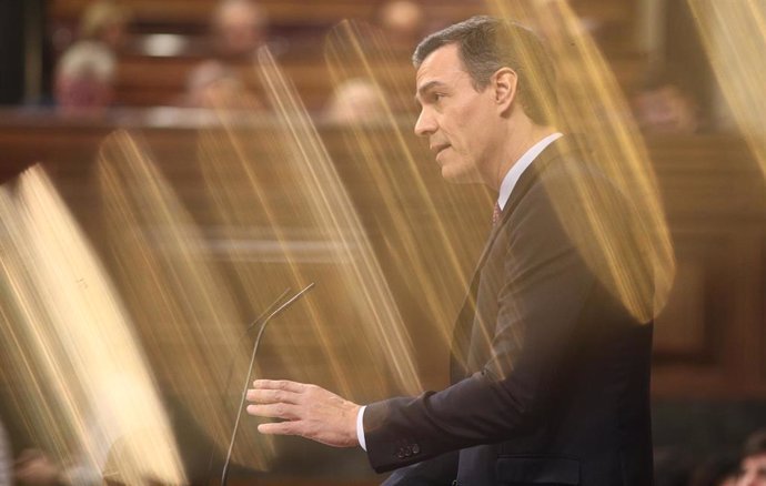 El presidente de Gobierno en funciones, Pedro Sánchez, pronuncia su discurso en la tribuna del Congreso de los Diputados durante la primera sesión del debate de su investidura en la XIV Legislatura en Madrid (España), a 4 de enero de 2020.